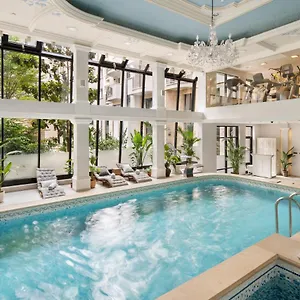 Hotel Queen's Court & *****